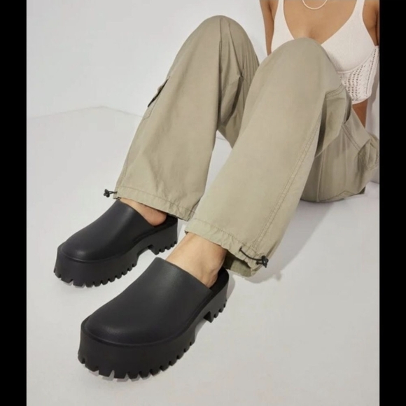 Jeffrey Campbell Shoes - EUC Jeffrey Campbell Bae Platform Clog Mules Black Size 9